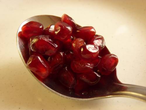 Pomegranate seeds to eat