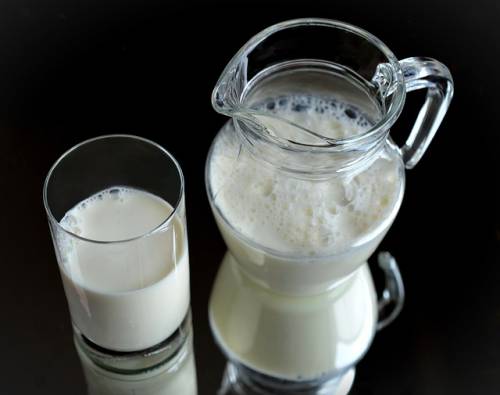 how many calories in a glass of whole milk
